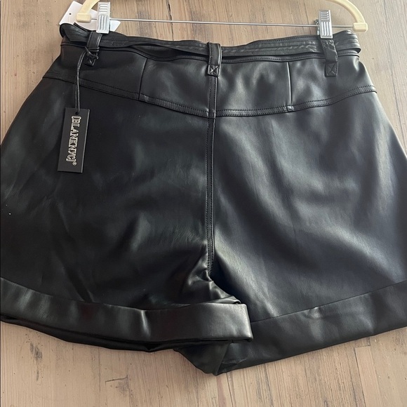 NWT Blank NYC Vegan Leather Tailored High Rise Short in Lonestar Black Size 31 - Picture 6 of 12